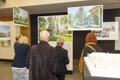 Besucher:innen bei einer Architektur im Ringturm Ausstellung