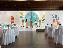 VIG HV 2023 Speisesaal; Stehtische vor Plakatwand
