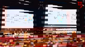 VIG HV 2024: Blick aufs Podium vom Zuschauerraum