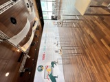 VIG HV 2025 Speisesaal; Stehtische vor Plakatwand