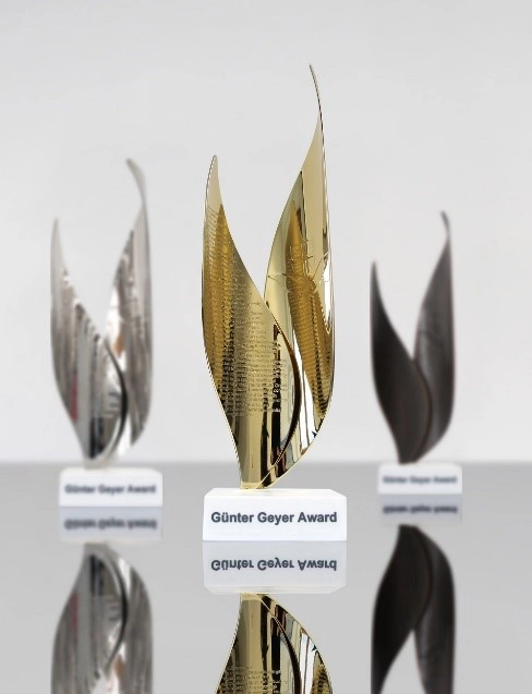 Ansicht der drei Pokale in Gold, Silber und Bronze des Günter Geyer Preises für soziales Bewusstsein