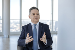 CIO Gábor Lehel in Interviewsituation
