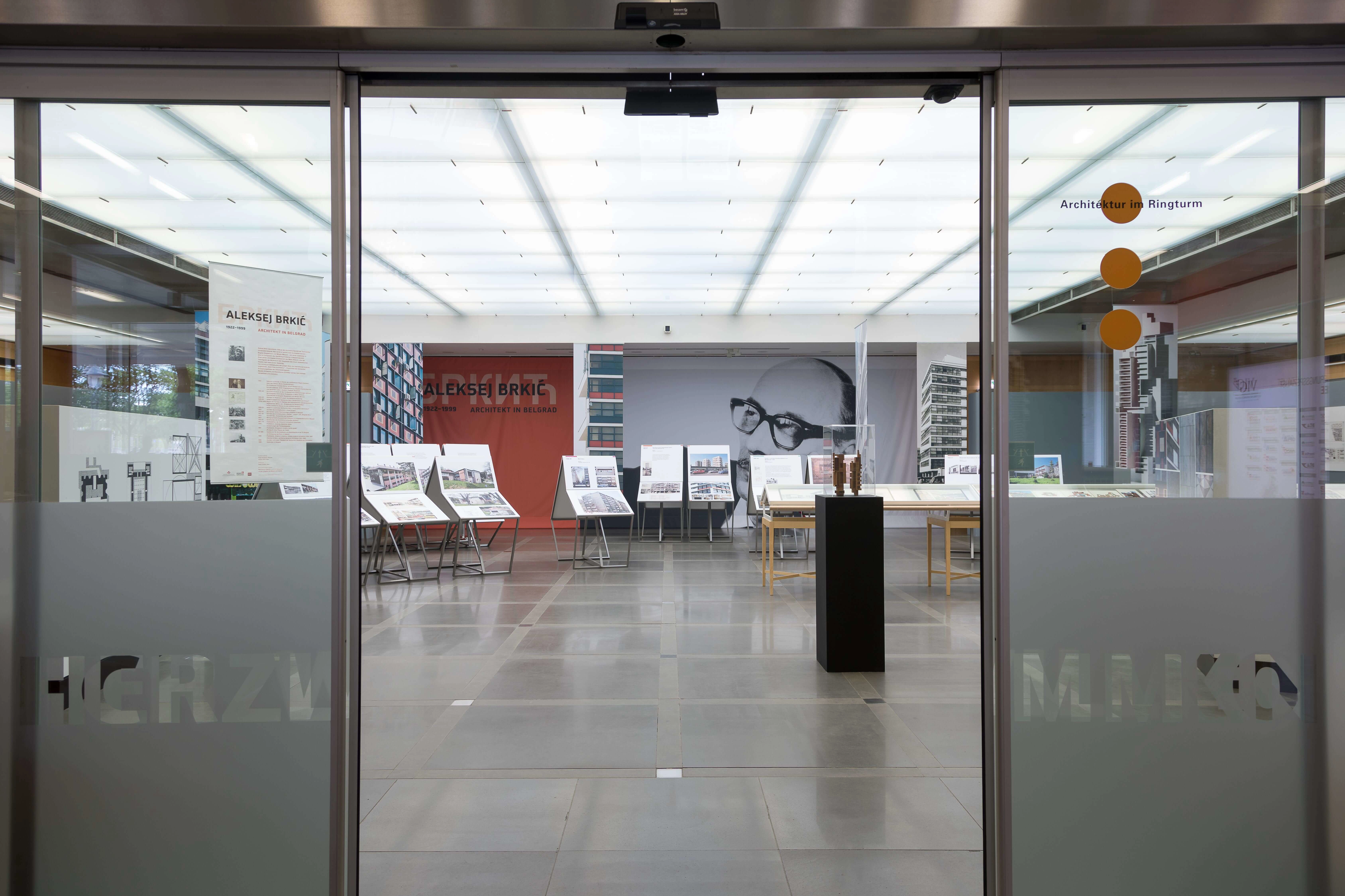 Ansicht der Ausstellungshalle von Architektur im Ringturm aus dem Foyer des Ringturms