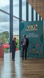 VIG HV 2024 Hartwig Löger und Liane Hirner im Gespräch vor der 200 Jahres-Ausstellung