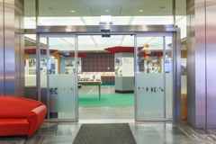Ansicht der Ausstellungshalle von Architektur im Ringturm aus dem Foyer des Ringturms