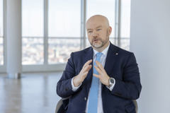 Stellvertretendes Vorstandsmitglied Christoph Rath in Interviewsituation