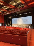 VIG HV 2023 Blick auf das Podium und den leeren Saal