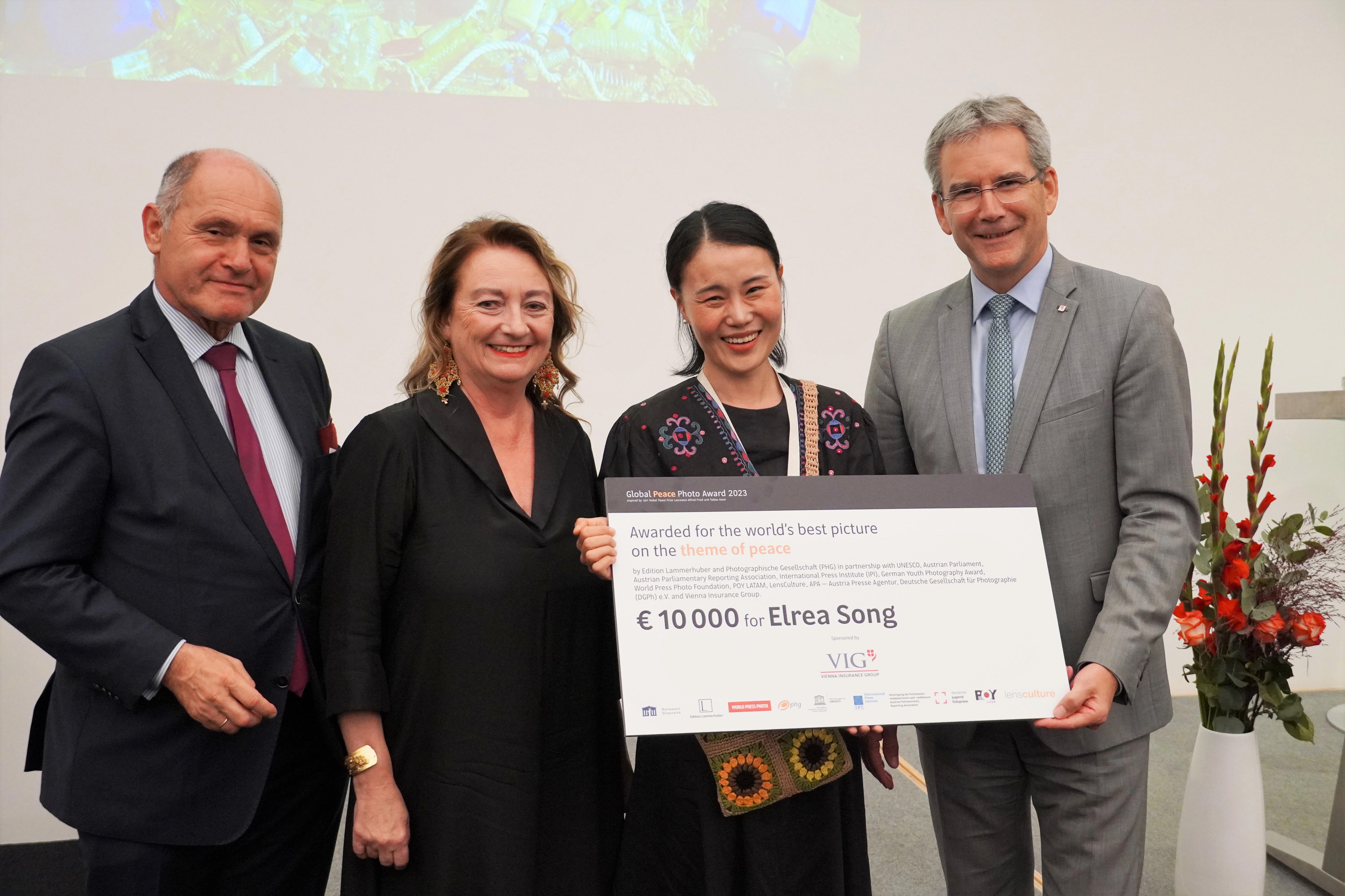 Preisübergabe von Hartwig Löger an die Gewinnerin des „Peace Image of the Year 2023“, Elrea Song