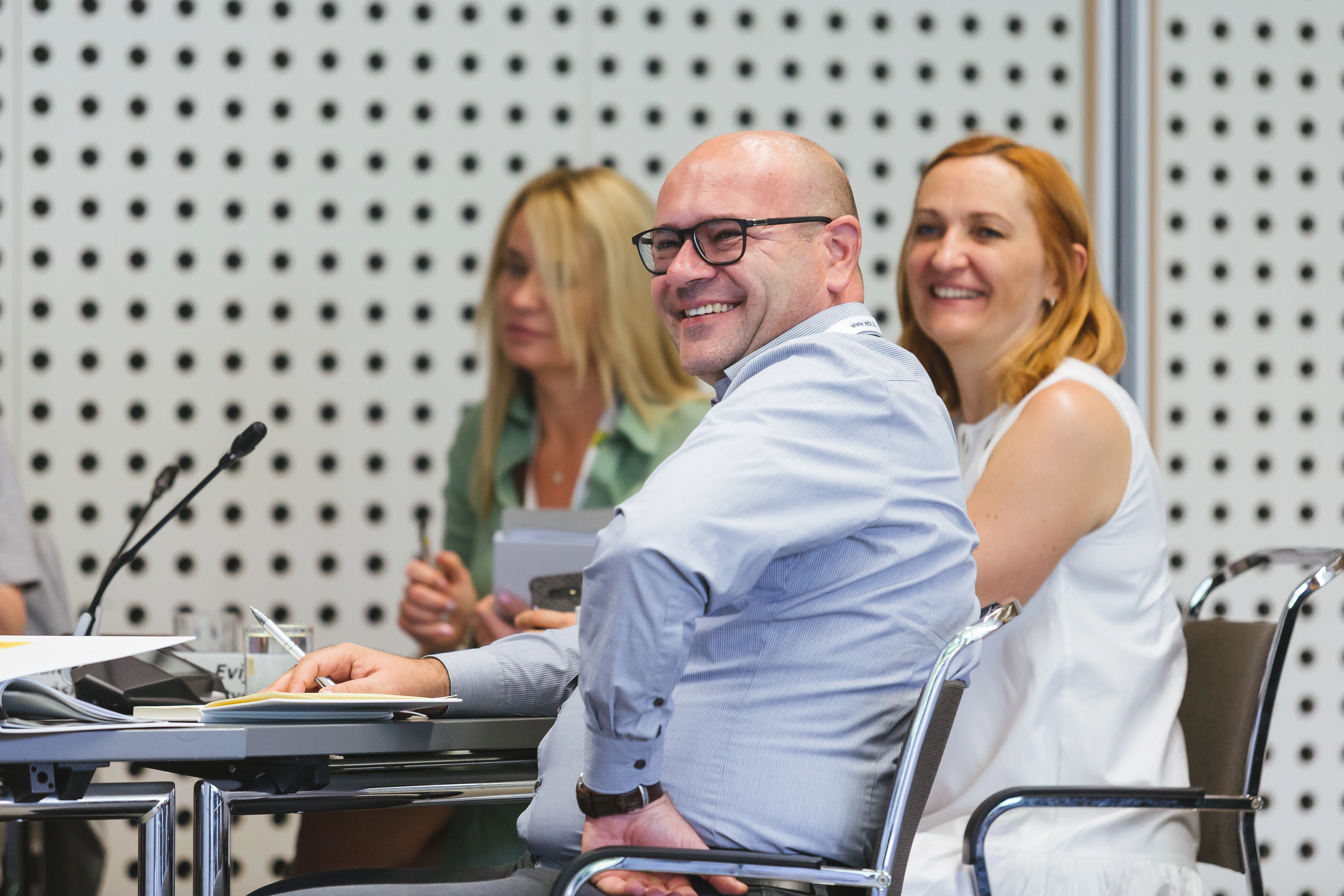 © IEDC 3 VIG Gruppenmitarbeiter:innen nehmen an angeregtem Meeting teil