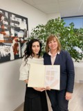 Gewinnerin aus der slowakischen Komunálna präsentiert gemeinsam mit CEO Slávka Miklošová die Urkunde