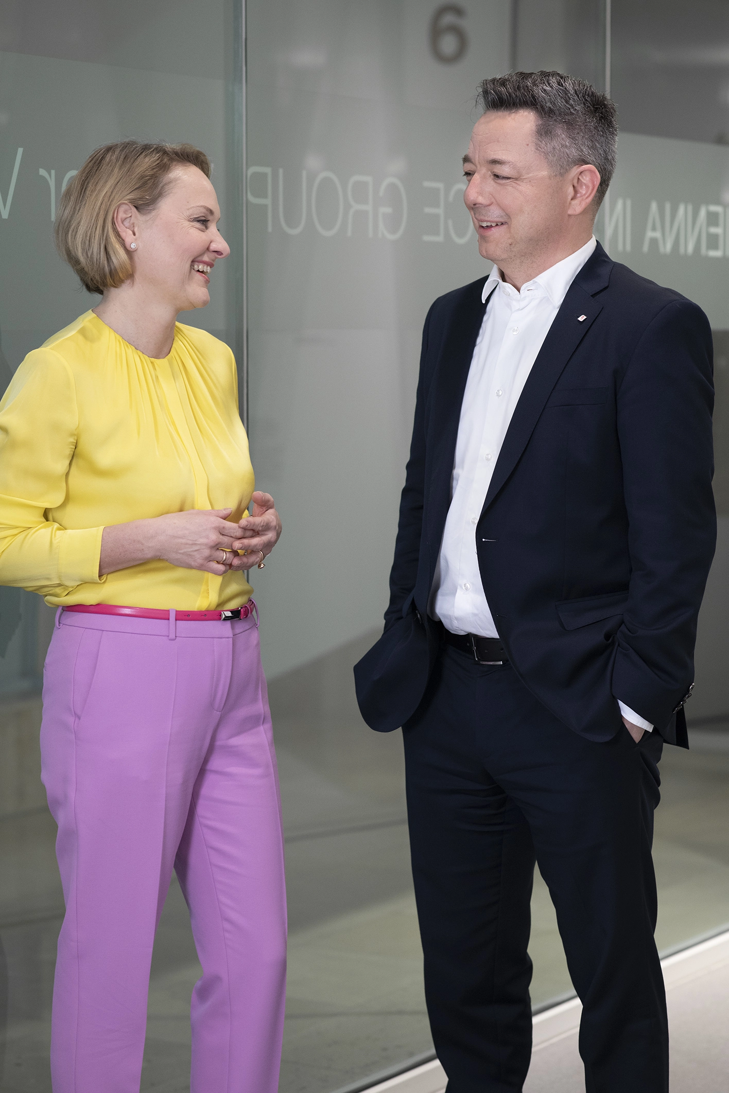 © Laurent Ziegler Liane Hirner (CFO) und Gabor Lehel (COO) reden miteinander