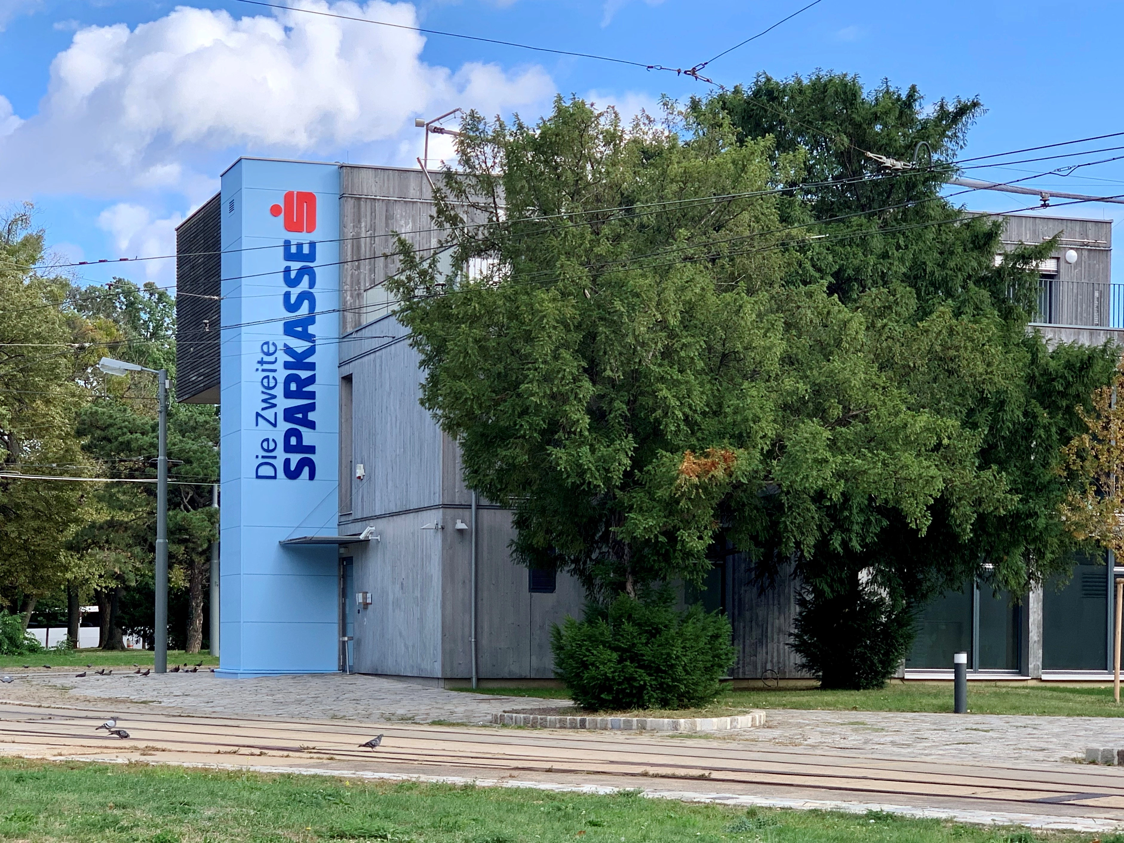 Ein Bankgebäude der Zweiten Sparkasse von außen