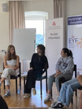 Jugendliche Teilnehmer:innen sitzen bei einem Workshop im Kreis