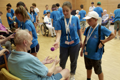 Kinder des VIG Kids Camps in Interaktion mit den Bewohner:innen eines Kolping Hauses
