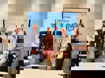 Gruppenbild VIG-Team zum IFRS 17/9 Follow-Up 2023 (Webinar) vor einem Bildschirm