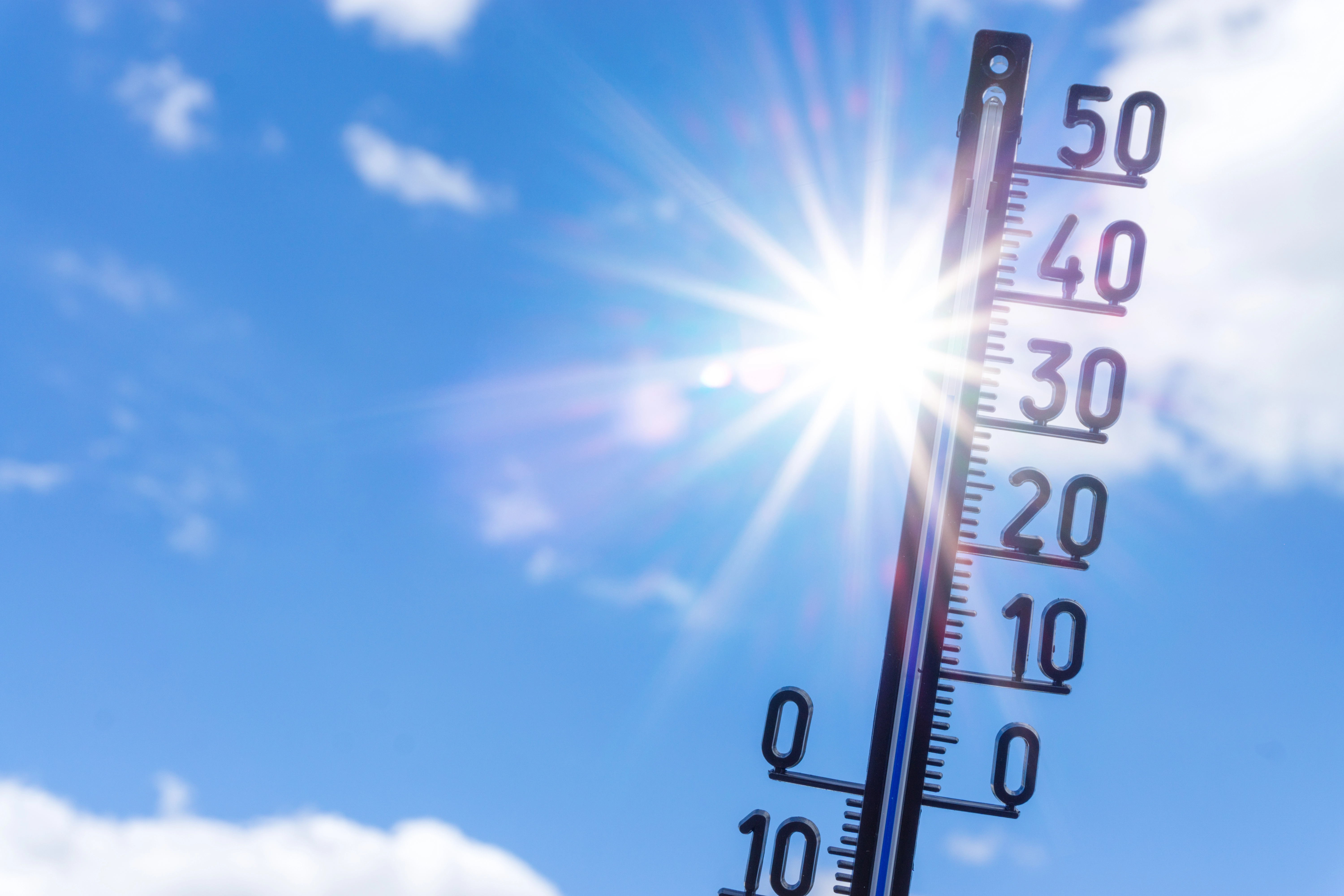 Thermometer zeigt hohe Temperatur an