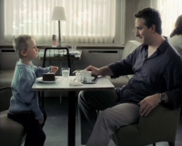 Vorschaubild zur Fernsehwerbung zur Kapitalerhöhung 2005: Vater und sein ca. 5-jähriger Sohn sitzen einander in einem Kaffeehaus gegenüber
