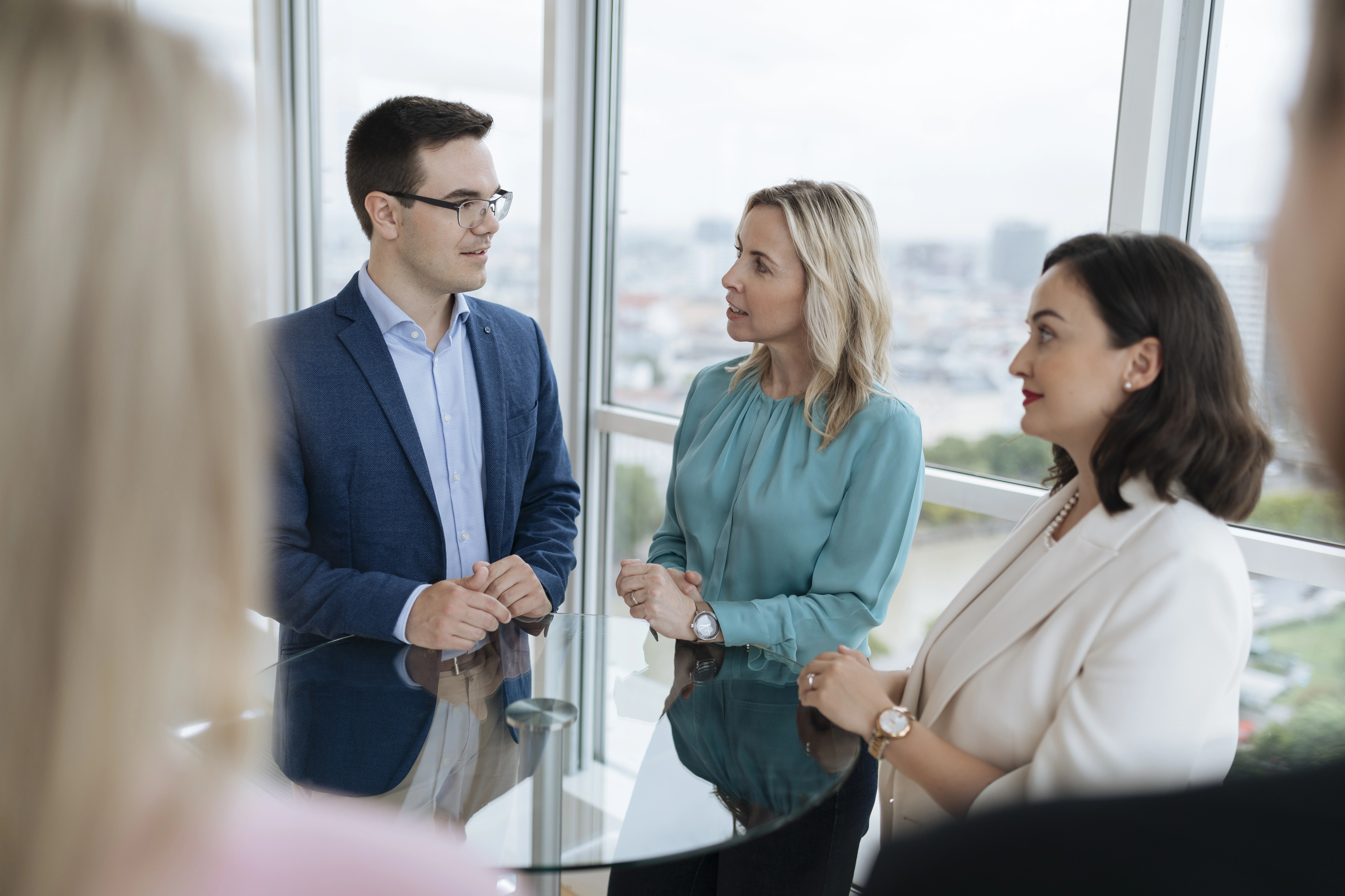 Mitarbeitende im Gespräch im Ringturm