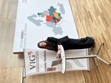 VIG HV 2025 IR Stand von einer Mitarbeiterin betreut